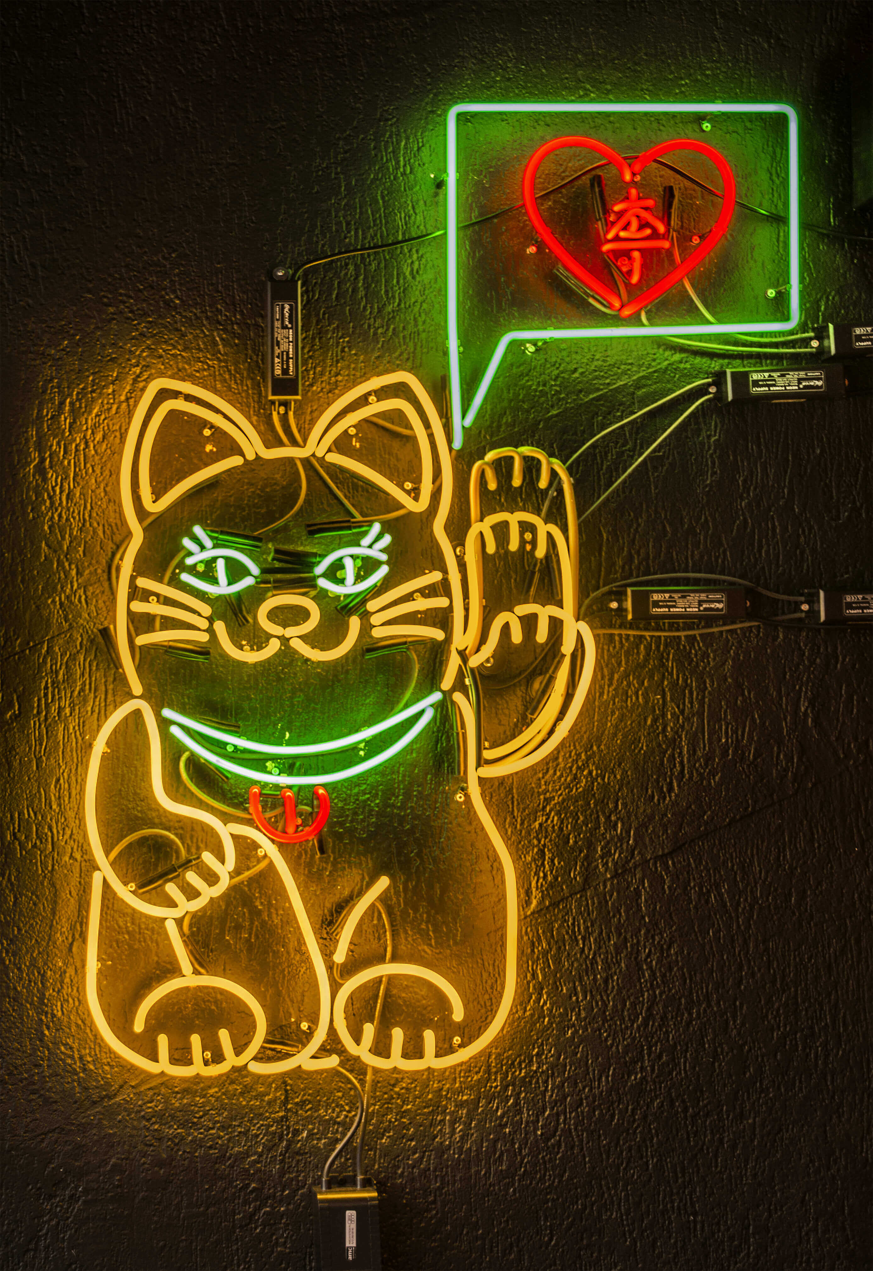 neon-chinski-kotek-z-neonu-mrugający-neon-neon-z-przerywnikem-neon-sterownik-ruchu-neonowy-kot-kot-z-neonu-neon-na-scianie-wewnatrz-restauracji-gdansk